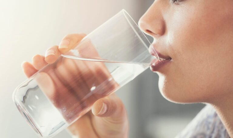 Agua filtrada con ósmosis salud, sabor y sostenibilidad en tu grifo