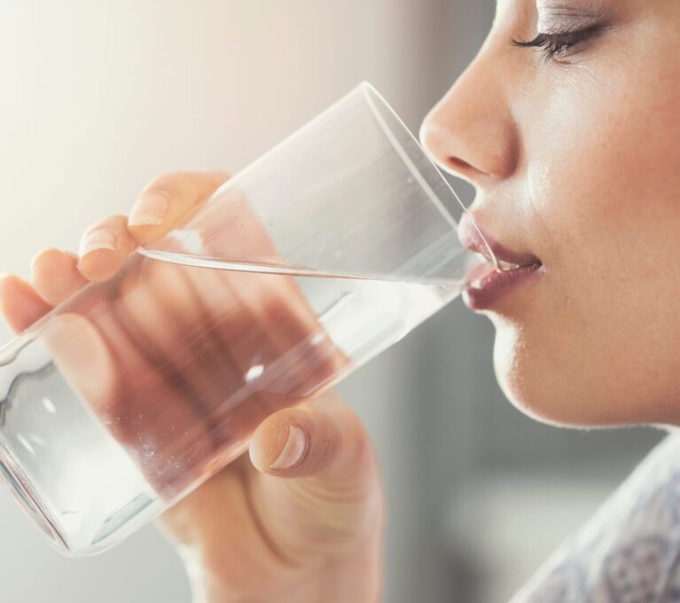 Agua filtrada con ósmosis salud, sabor y sostenibilidad en tu grifo